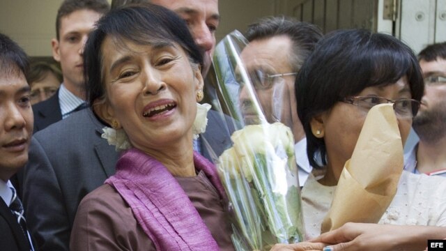 Aung San Suu Kyi a su salida de la London School of Economics (LSE), en Londres, Reino Unido
