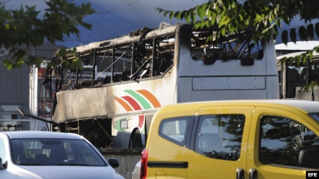 BUR02 BURGAS (BULGARIA), 18/07/2011.- Imagen del autocar que ha explotado en el aparcamiento del aeropuerto de Burgas, al este de Bulgaria, el día 18 de julio de 2012. El autocar trasladaba turistas israelíes y la explosión ha causado entre tres y cinco m