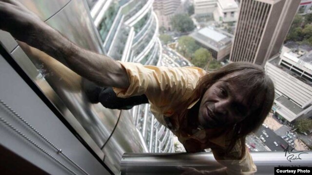 Alain Robert, escalando una de las torres gemelas Petronas de Kuala Lumpur, Malasia