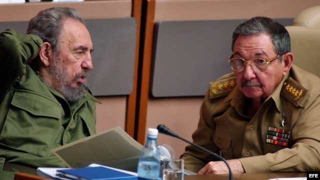 Archivo, los hermanos Fidel (izda) y Raúl Castro (dcha).