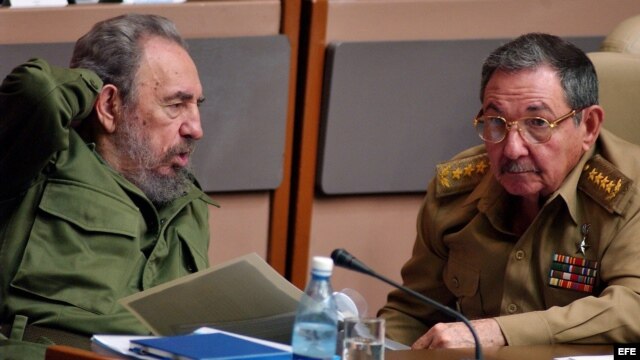 Archivo, los hermanos Fidel (izda) y Raúl Castro (dcha).