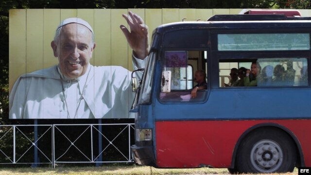 Vista tomada hoy, lunes 14 de septiembre de 2015, de una imagen del papa Francisco en la Plaza de la Revolución de La Habana (Cuba), donde el próximo 20 de septiembre oficiará una misa durante su visita pastoral a Cuba.