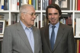 El ex presidente español José María Aznar (d), en la foto con el disidente cubano Elizardo Sánchez, promovió la posición común europea hacia Cuba, vigente desde 1996.