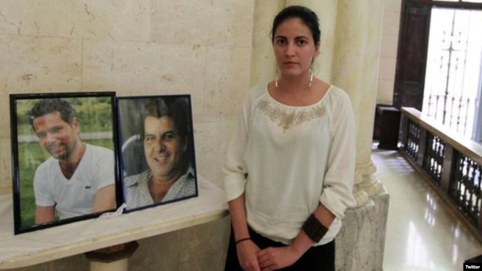 Rosa María junto a una imagen de su padre, Oswaldo Payá (izq.) y Harold Cepero. (Foto @Rosamariapaya)