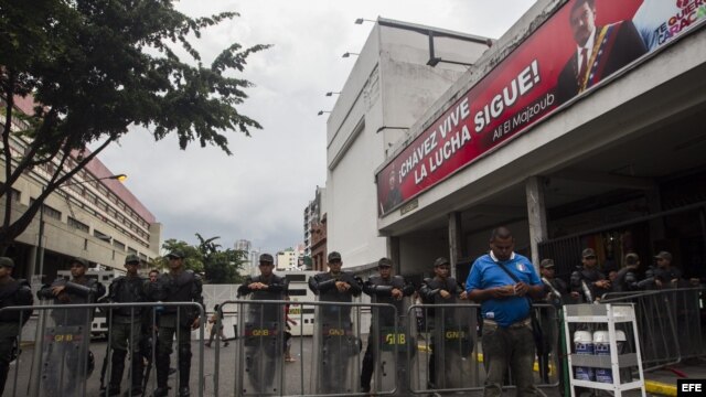 Un grupo de Guardias Nacionales vigila a las afueras del Palacio de Justicia, hoy, 14 de octubre de 2014, en Caracas, Venezuela.