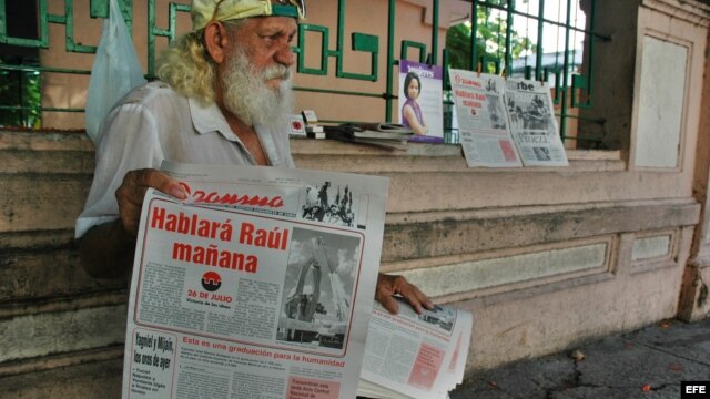 Un hombre sostiene un ejemplar del diario "Granma", órgano oficial del Partido Comunista de Cuba. 