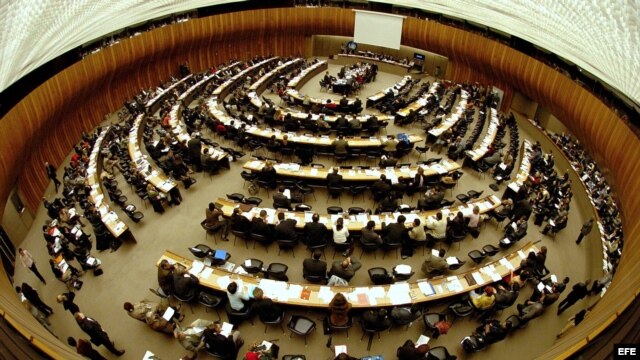 EFE/EUA CARIBE GIN06 - GINEBRA (SUIZA), 23/03/05.- Vista general de la sala donde hoy, miércoles 23 de marzo, la relatora de la Comisión de Derechos Humanos de la ONU para Cuba Christine Chanet presentó su informe, en el que instó al Gobierno cubano a lib