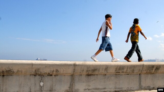 Dos niños caminan por el malecón de La Habana. 