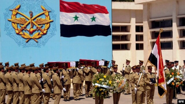 Archivo - Miliatres sirios durante el funeral en Damasco, Siria, el 23 de mayo de 2012. 