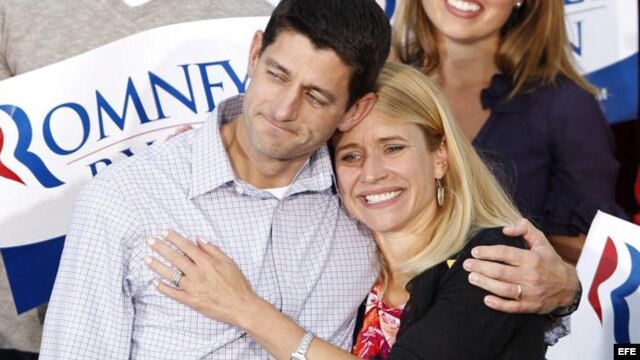 El candidato Paul Ryan abraza a su esposa Janna en un acto de campaña electoral en Wisconsin.