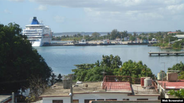 Crucero atracado en la Bahía de Cienfuegos