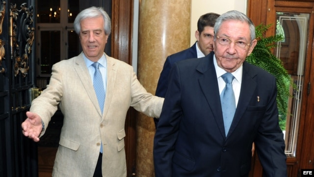 Fotografía cedida por la Presidencia de Uruguay hoy, lunes 2 de marzo de 2015, que muestra al presidente cubano, Raúl Castro (d), y al nuevo mandatario de Uruguay, Tabaré Vázquez (i).
