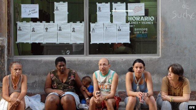 Una vidriera donde se exponen las biografías de los candidatos a delegados.