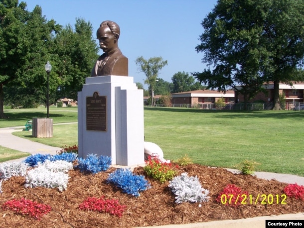Busto de José Martí que ayudó a recuperar Luis David Fuentes en Louisville, Kentucky.