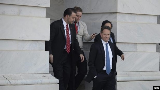 Timothy Geithner (c), a su salida el jueves 29 de noviembre de 2012, del Capitolio tras una jornada de reuniones con miembros del Congreso para discutir sobre el precipicio fiscal en Washington D.C.