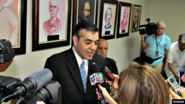 El congresista republicano por Florida David Rivera habla con la prensa.