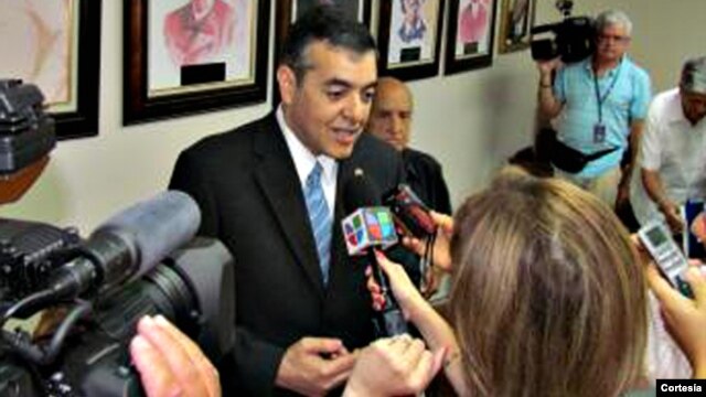 El congresista republicano por Florida David Rivera habla con la prensa.