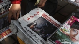 El diario chino Southern Weekly (c) a la venta en un estanquillo en Guangzhou el 10 de enero del 2013. 