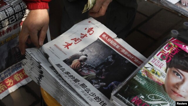 El diario chino Southern Weekly (c) a la venta en un estanquillo en Guangzhou el 10 de enero del 2013. 