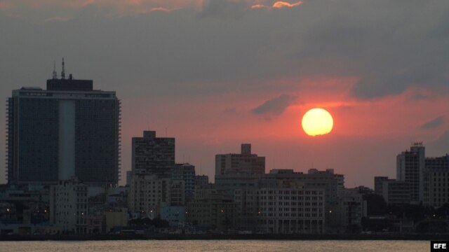Puesta de sol sobre el habanero barrio de El Vedado, sobre el malecón.