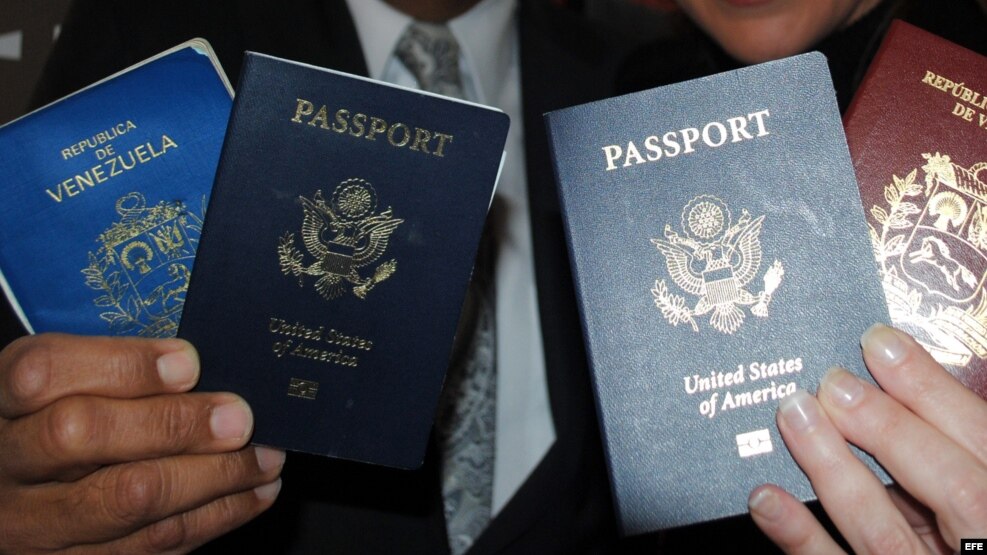 Pasaportes, de Venezuela y Estados Unidos.