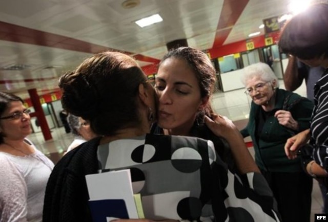 Despidiéndose de su madre, Ofelia Acevedo.