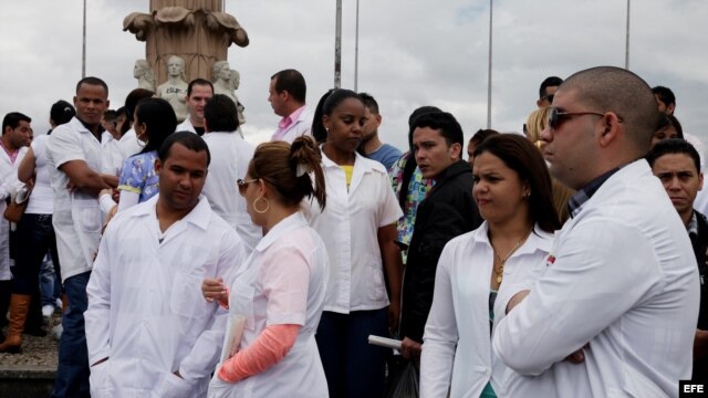 Médicos cubanos que desertaron de las misiones médicas de Venezuela protestan en Bogotá. (Imagen de archivo)