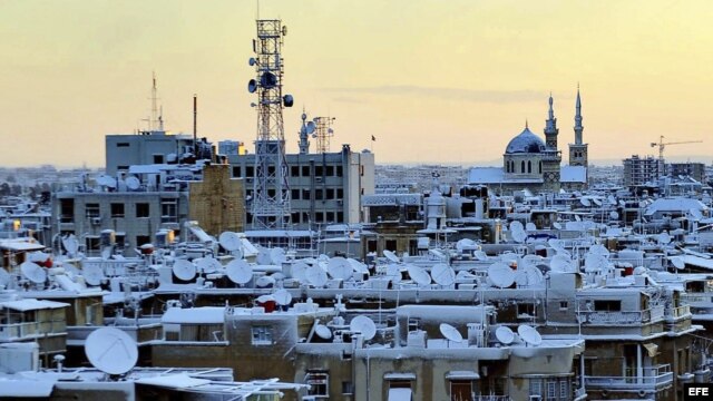 Archivo - Vvista general de los tejados y antenas parabólicas en la capital siria, Damasco. 