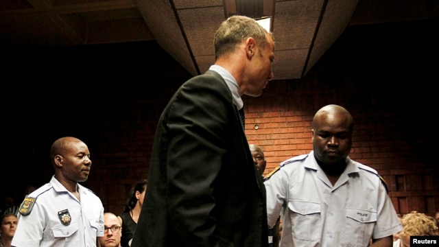 El corredor sudafricano Oscar Pistorius (c) durante su comparecencia en una corte de Pretoria. i