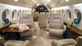 Interior del Falcon 900 EX del presidente de Bolivia, Evo Morales, avión similar al utilizado por Raúl Castro