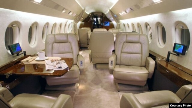 Interior del Falcon 900 EX del presidente de Bolivia, Evo Morales, avión similar al utilizado por Raúl Castro