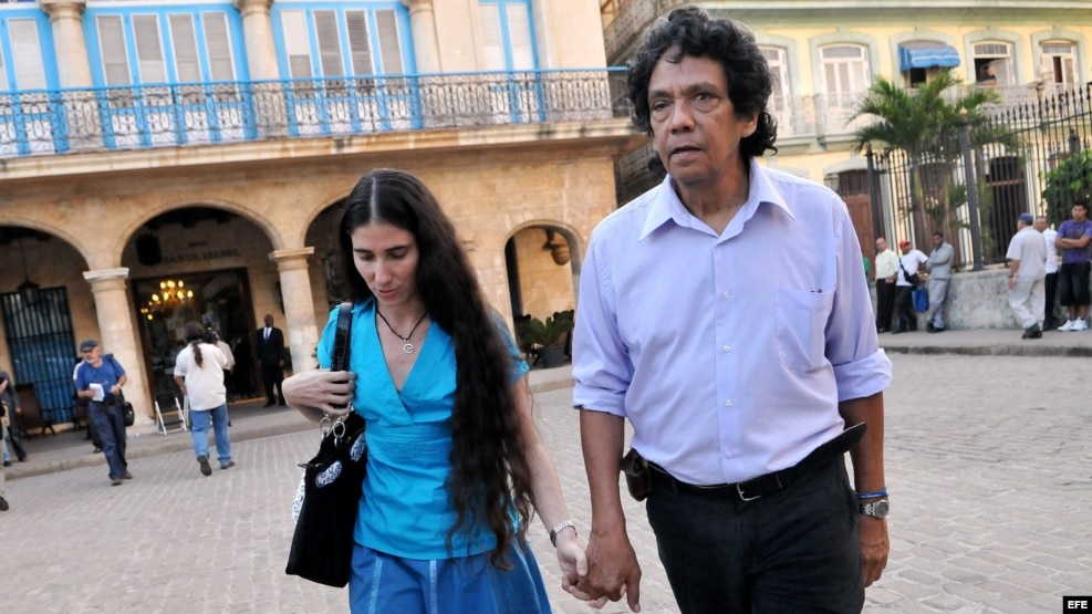 Yoani Sánchez y su esposo Reinaldo Escobar, en La Habana de 2011.