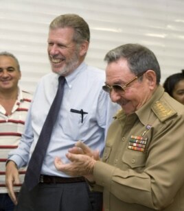 En esta foto del 2007, Ian Delaney, ex presidente de Sherritt International Corp. junto a Raúl Castro.