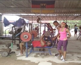 Cientos de cubanos y cubanas empeñados en mejorar su apariencia asisten a los gimnasios particulares (E. Aquino).