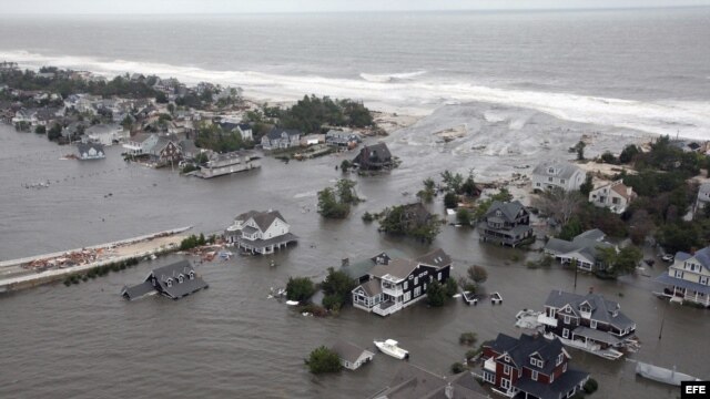 Fotografía distribuida por las Fuerzas Aéreas de EE.UU., que muestra una vista desde el aire de los estragos causados por el huracán "Sandy" en la costa de Nueva Jersey. 