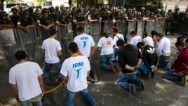 Estudiantes venezolanos protestan frente a la embajada cubana en Caracas, Venezuela. 