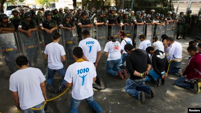 Estudiantes venezolanos protestan frente a la embajada cubana en Caracas, Venezuela. 