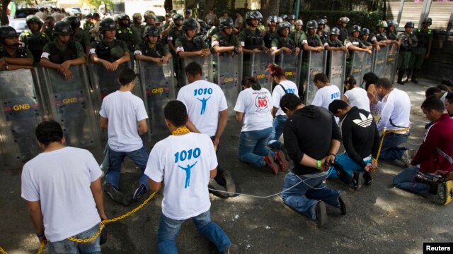 Estudiantes venezolanos protestan frente a la embajada cubana en Caracas, Venezuela. 
