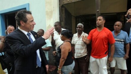 Andrew Cuomo pasea por Centro Habana