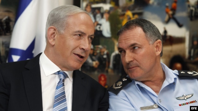  El primer ministro israelí, Benjamín Netanyahu (i), conversa con el jefe de policía israelí, el General Yohanan Danino, durante su visita a la sede de la policía Nacional en Jerusalén, Israel. 