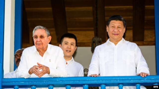 Raúl Castro (i), y el presidente de China, Xi Jinping.