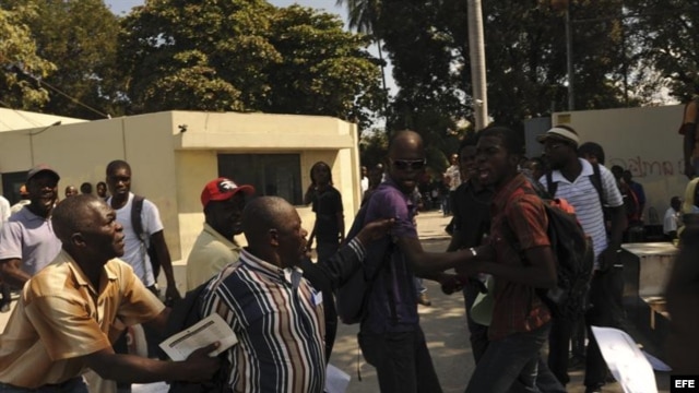 Seguidores y detractores del expresidente de Haití Jean Claude Duvalier (1971-1986) se enfrentan hoy, jueves 7 de febrero de 2013, a la entrada de un tribunal en Puerto Príncipe.