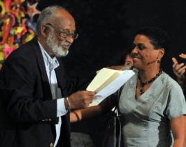 El politólogo y economista cubano Esteban Morales (i) saluda a la socióloga cubana Zuleica Romay. (Archivo).