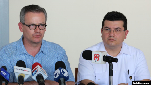 Canciller de Costa Rica, Manuel González, junto a Sergio Alfaro. Foto: "Prensa Libre".