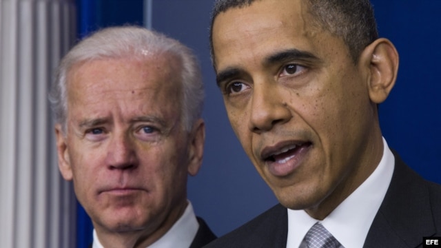 Fotografía de archivo. El presidente estadounidense, Barack Obama (d), y el vicepresidente, Joe Biden (i), en la Casa Blanca en Washington DC, hablaron del control de las armas a raíz de la masacre en una escuela de Newtown. 