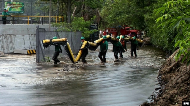 Fotografía de archivo de trabajadores de la empresa Ecopetrol intentando controlar un derrame de petróleo del oleoducto Caño Limón-Coveñas en diciembre de 2011. EFE/MANUEL HERNÁNDEZ