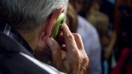 Fidel Castro habla de su celular.