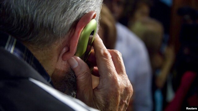 Fidel Castro habla de su celular.