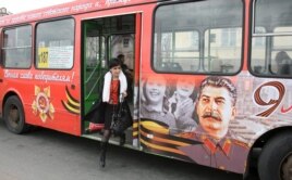 Los autobúses con retratos de Stalin en Rusia.