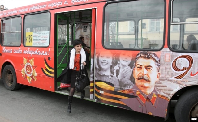 Los autobúses con retratos de Stalin en Rusia.